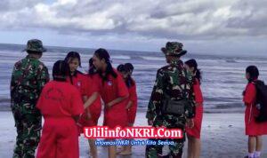 Sehari Usai Instruksi Presiden, TNI Bersama Pelajar Gotong Royong Bersihkan Sampah di Pantai Kuta Bali