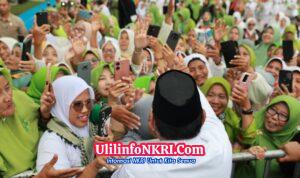 Momen Ratusan Ribu Warga NU Berdiri Bersholawat Sambut Prabowo di Stadion Gajayana Malang